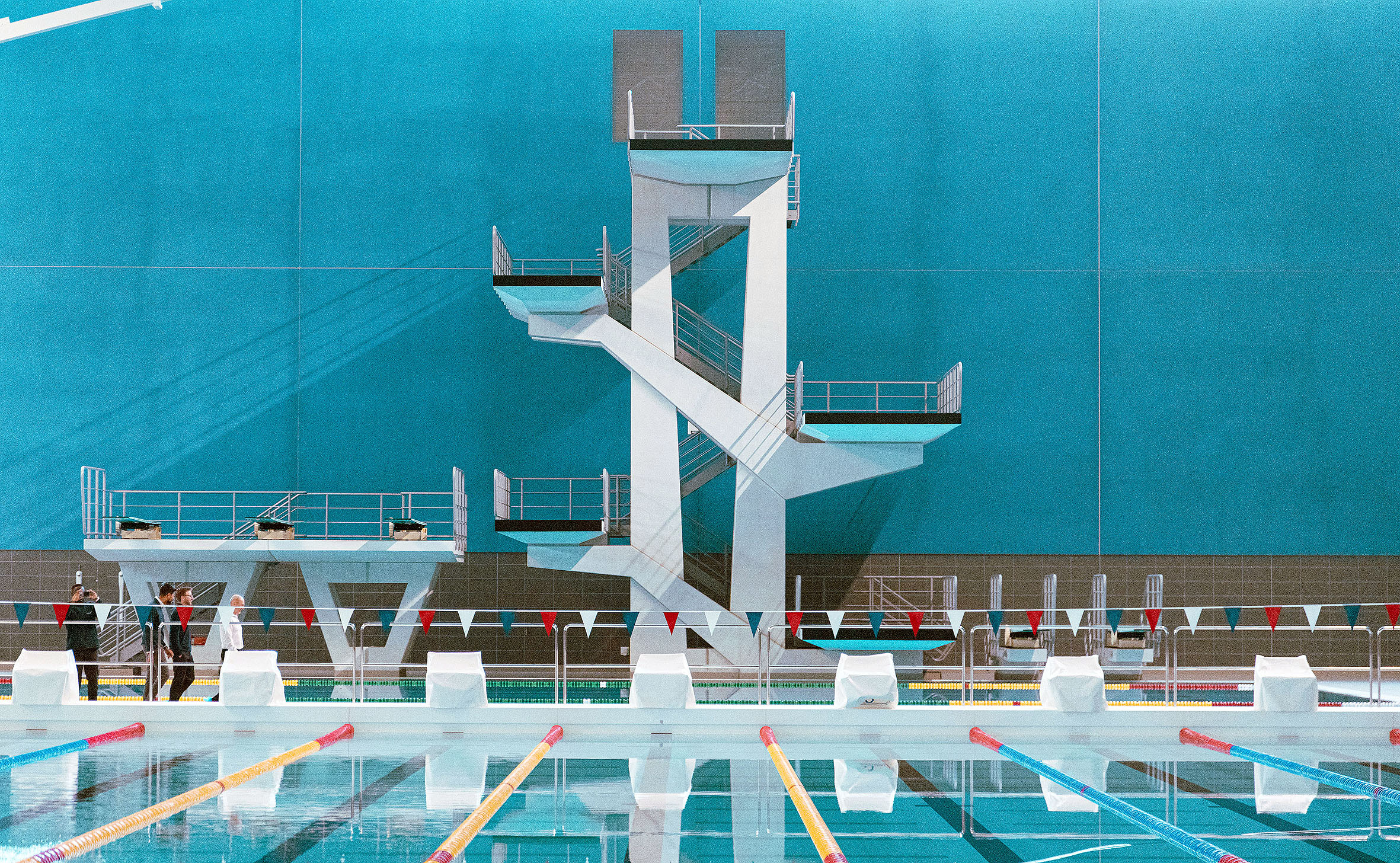 Front on photo of Sandwell Aquatics diving platforms and swimming pool